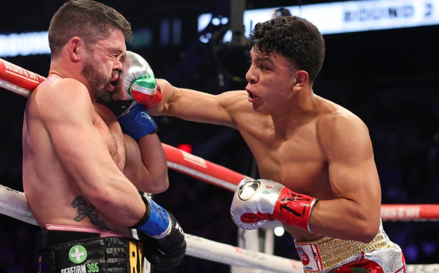 Jaime Munguia  dio un fuerte castigo a John Ryder. FOTO: @GoldenBoyBoxing