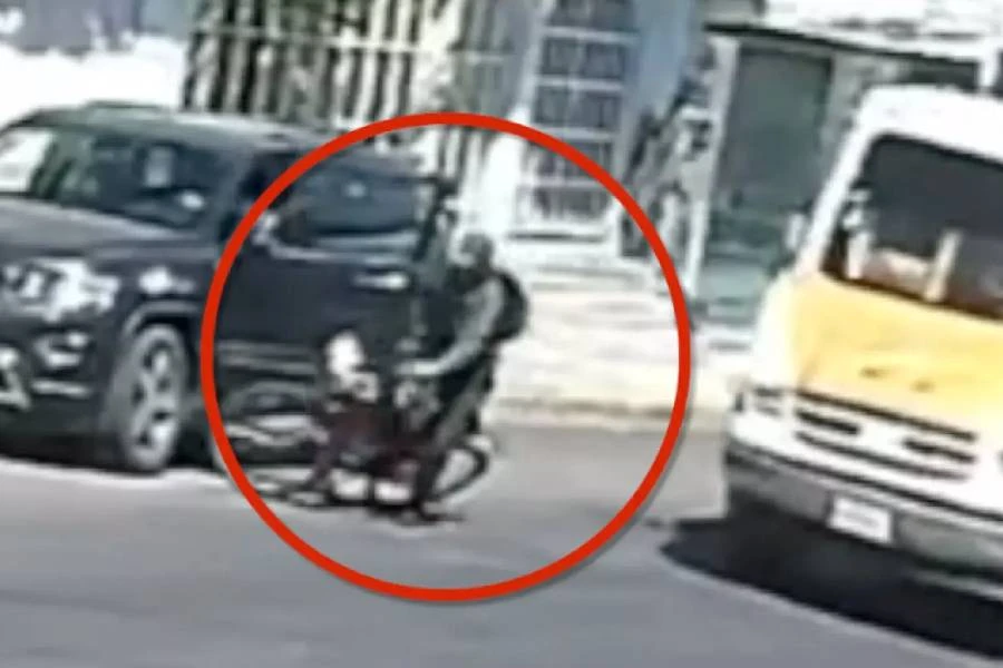 El momento en que el ciclista golpea la puerta del camión.
