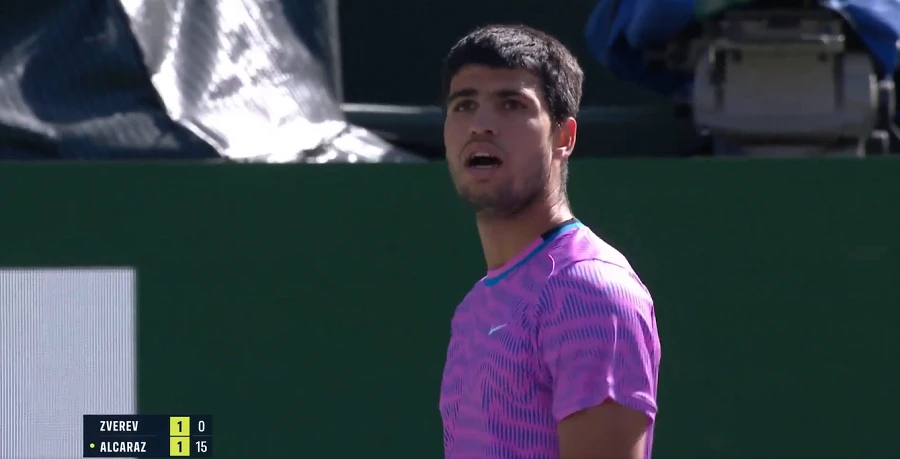 El tenista español Carlos Alcaraz durante la invasión de abejas en Indian Wells. | Screenshot