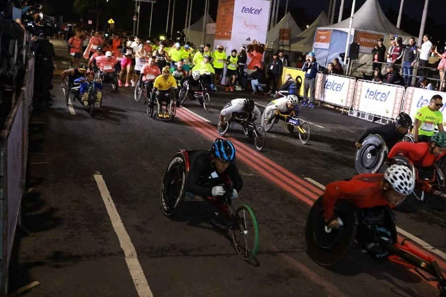 Maratón CdMx: Maratonista en silla de ruedas cae por una alcantarilla