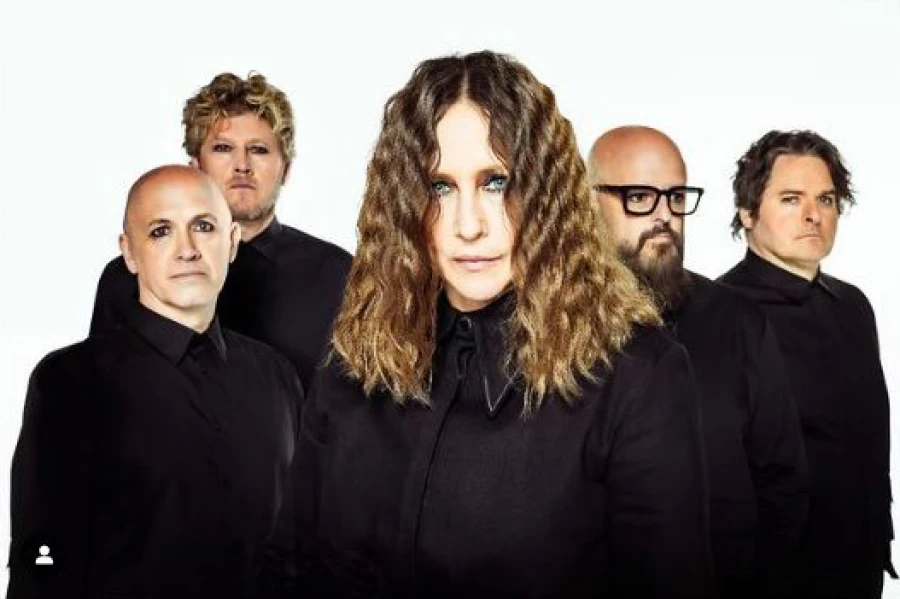La ahora cantante ya había interpretado un cover de The Trooper de Iron Maiden. | @verafarmiga