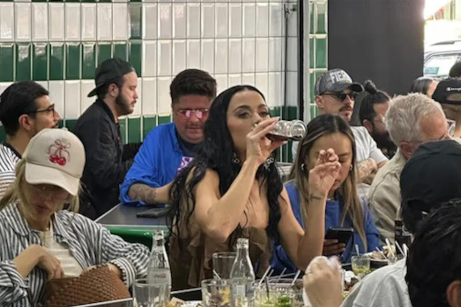Katy PerrY comiendo tacos en la colonia Roma, en la Ciudad de México. | IG tacosatarantados