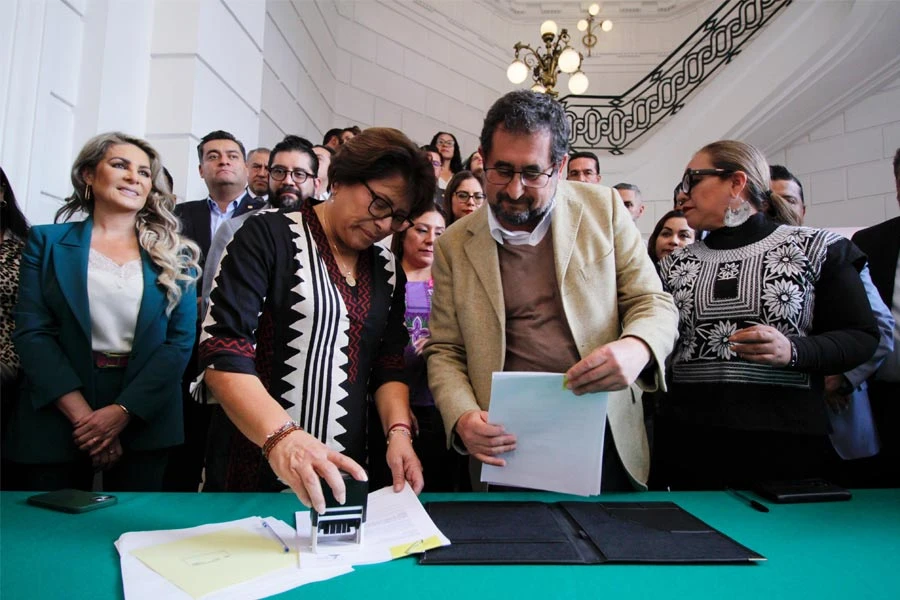 El secretario de Gobierno, César Cravioto Romero, entregó al Congreso capitalino la iniciativa. | Gobierno de la CDMX