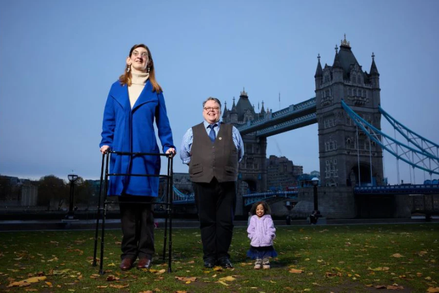 Craig Glenday (1.70 m) posando entre gigantes: Gelgi (2.15 m) y Amge (62.8 c). | @GWR