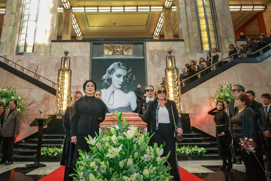 Sus hijas lideraron el emotivo homenaje a la Gran Diva. | @palaciooficial