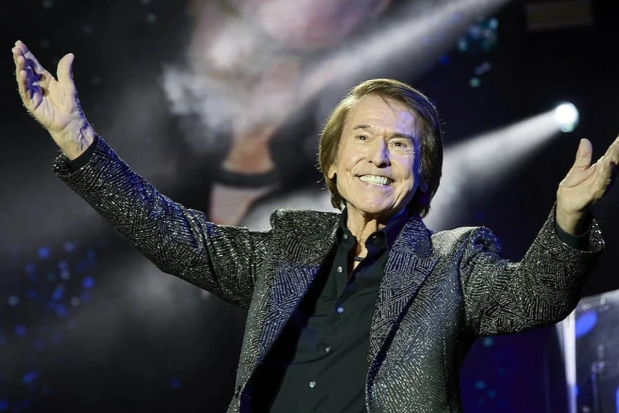 Raphael, sonriente, tras recibir el alta médica. | @raphaelartista