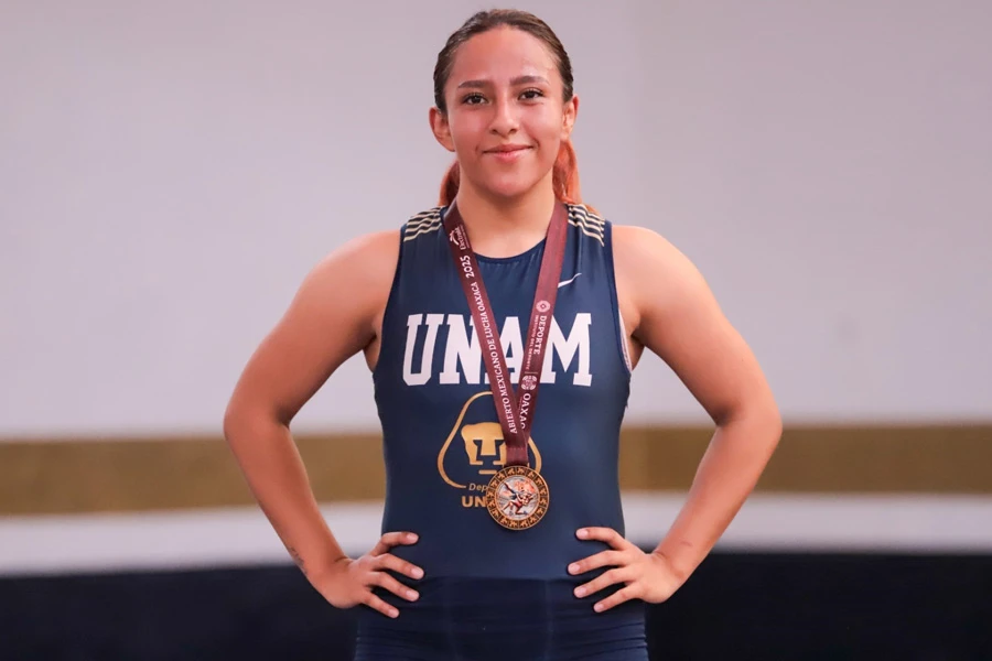 Andrea Bautista, alumna de la FES Iztacala, logró la medalla de oro en la División de 55 kilogramos del Abierto Mexicano de Lucha 2025. | Deporte UNAM, Fredy Pastrana